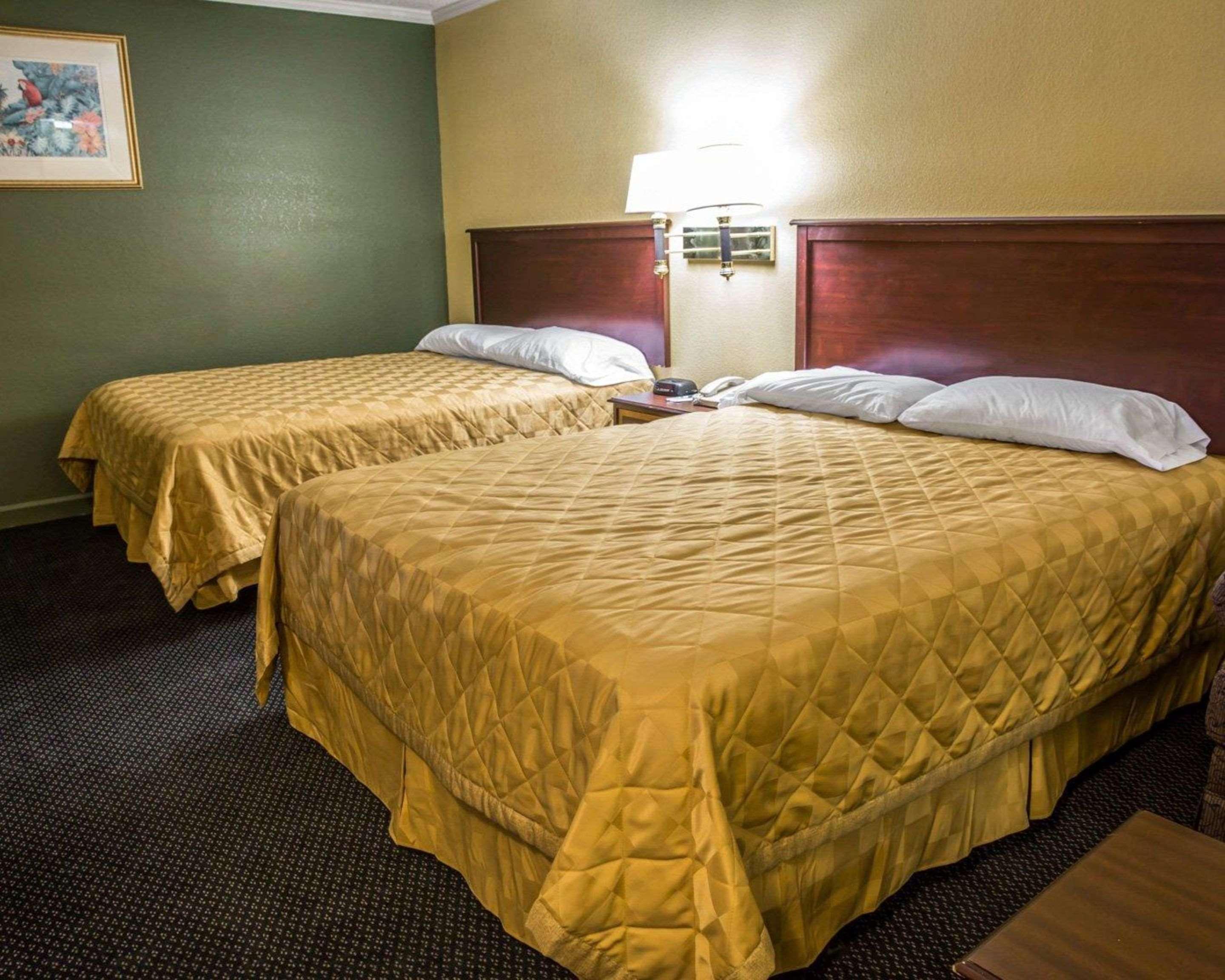 Rodeway Inn & Suites Plymouth Hwy 64 Exterior foto