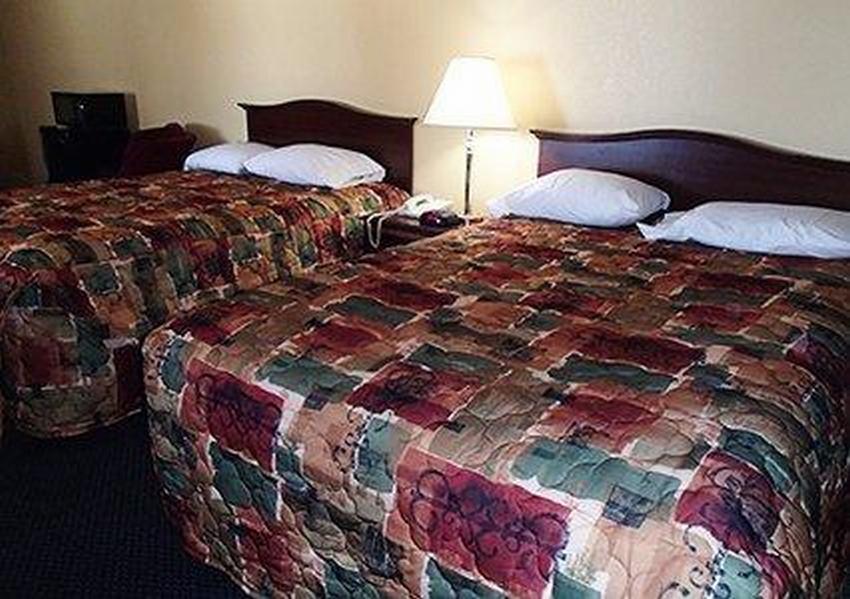 Rodeway Inn & Suites Plymouth Hwy 64 Exterior foto