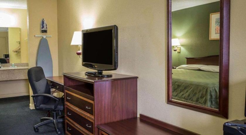 Rodeway Inn & Suites Plymouth Hwy 64 Exterior foto