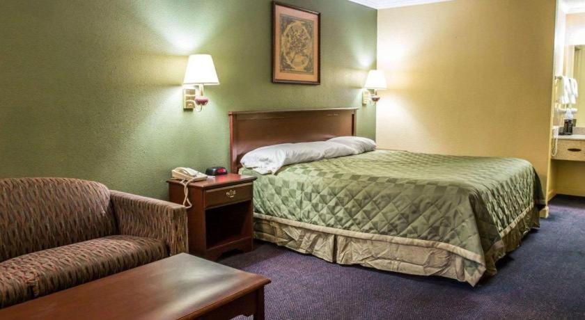 Rodeway Inn & Suites Plymouth Hwy 64 Exterior foto
