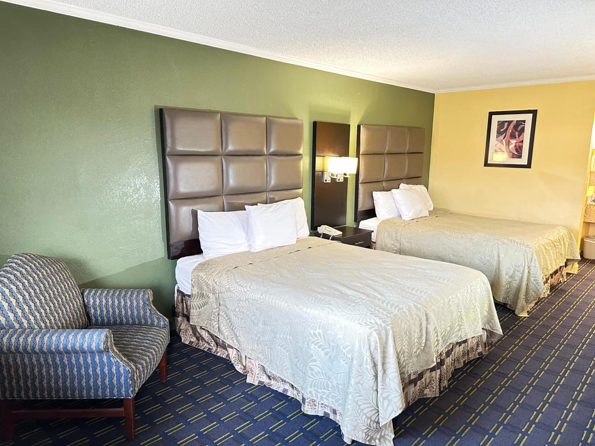 Rodeway Inn & Suites Plymouth Hwy 64 Exterior foto