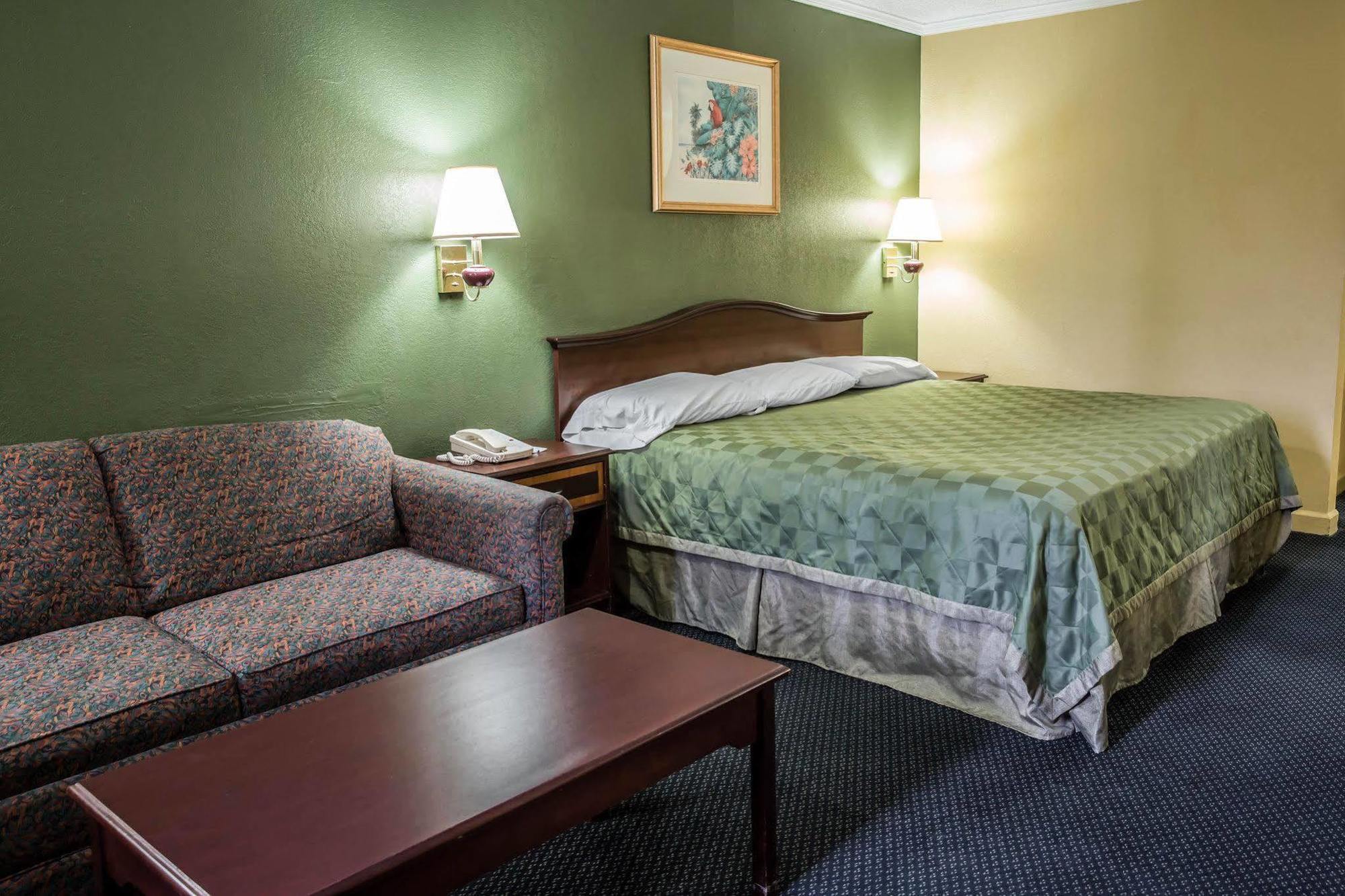 Rodeway Inn & Suites Plymouth Hwy 64 Exterior foto